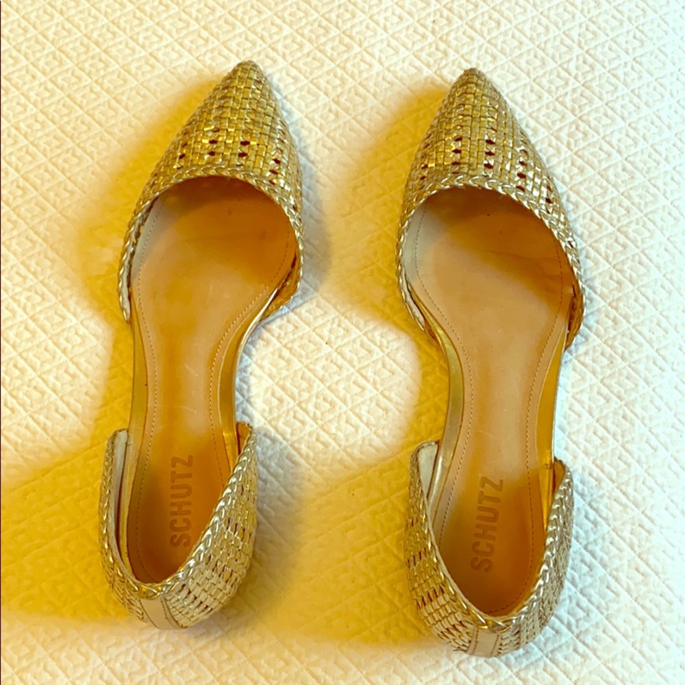 Gold Schultz woven flats. Size 8